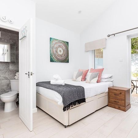 New, Stylish Studio Flat With Private Patio And Free On-Street Parking Check Out At 11Am Борнмут Экстерьер фото
