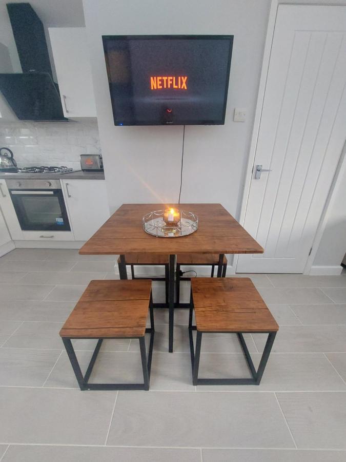 New, Stylish Studio Flat With Private Patio And Free On-Street Parking Check Out At 11Am Борнмут Экстерьер фото