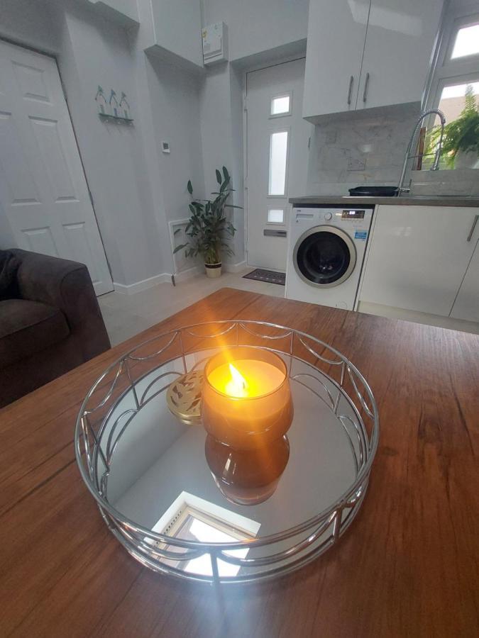 New, Stylish Studio Flat With Private Patio And Free On-Street Parking Check Out At 11Am Борнмут Экстерьер фото