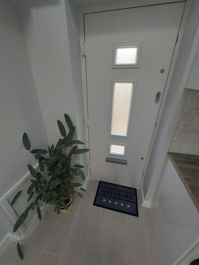 New, Stylish Studio Flat With Private Patio And Free On-Street Parking Check Out At 11Am Борнмут Экстерьер фото