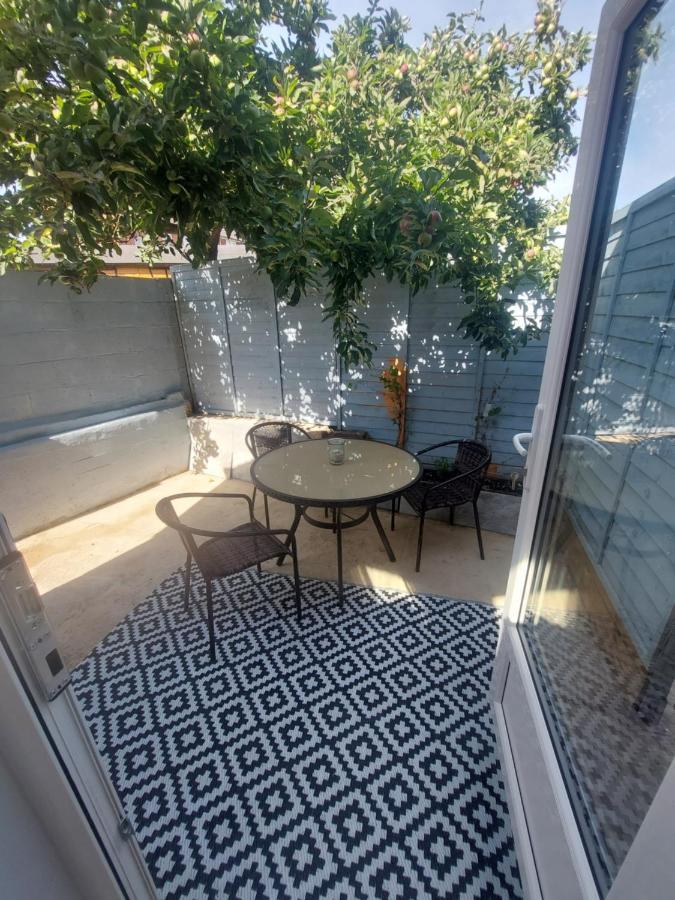 New, Stylish Studio Flat With Private Patio And Free On-Street Parking Check Out At 11Am Борнмут Экстерьер фото