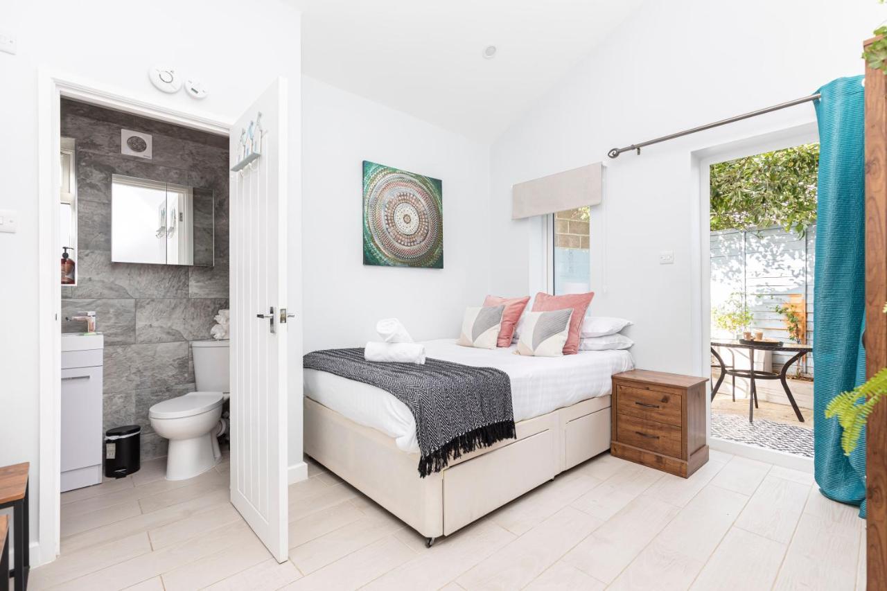 New, Stylish Studio Flat With Private Patio And Free On-Street Parking Check Out At 11Am Борнмут Экстерьер фото