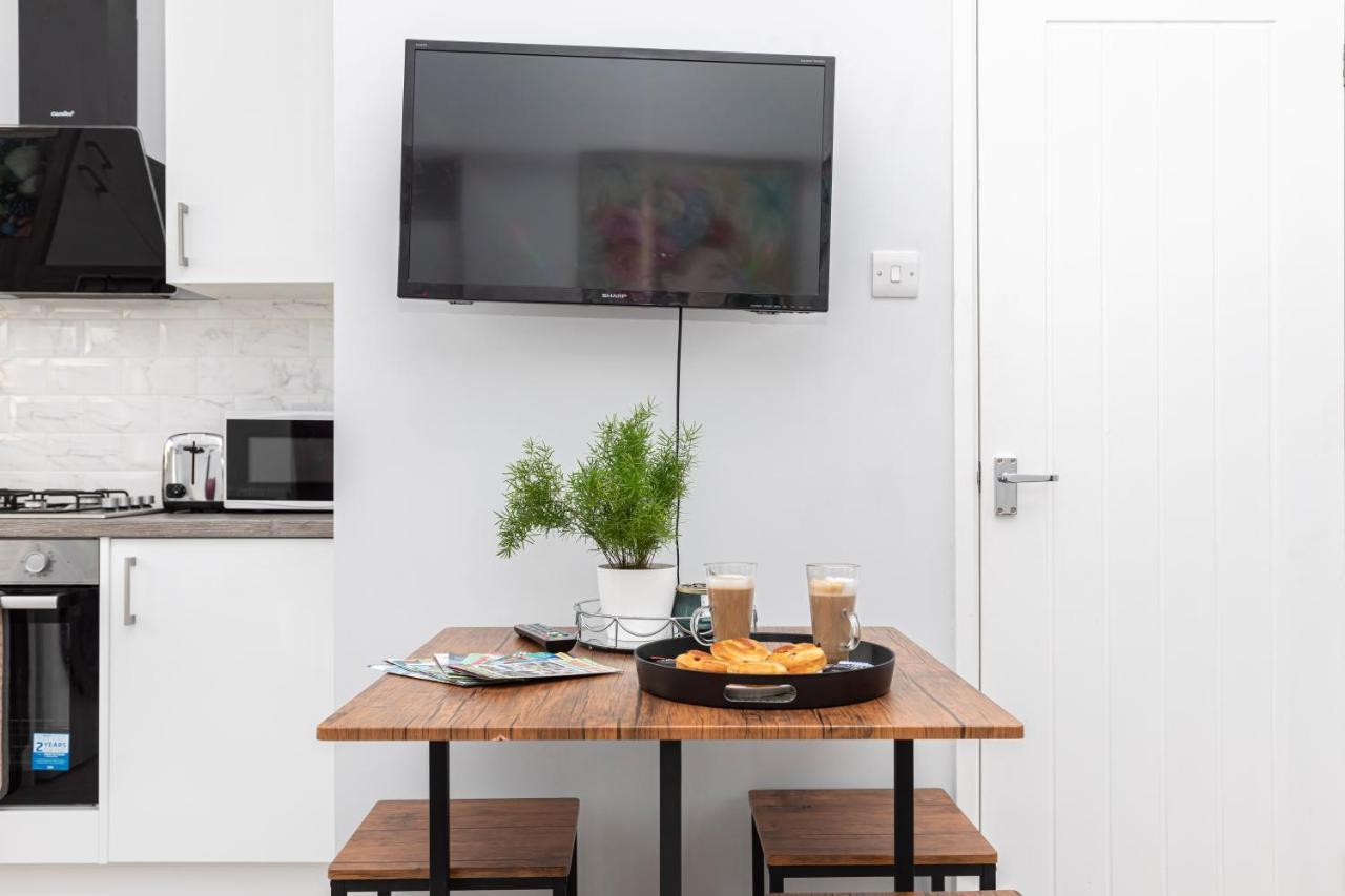 New, Stylish Studio Flat With Private Patio And Free On-Street Parking Check Out At 11Am Борнмут Экстерьер фото