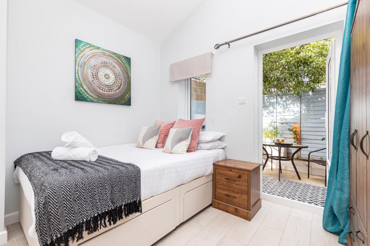 New, Stylish Studio Flat With Private Patio And Free On-Street Parking Check Out At 11Am Борнмут Экстерьер фото