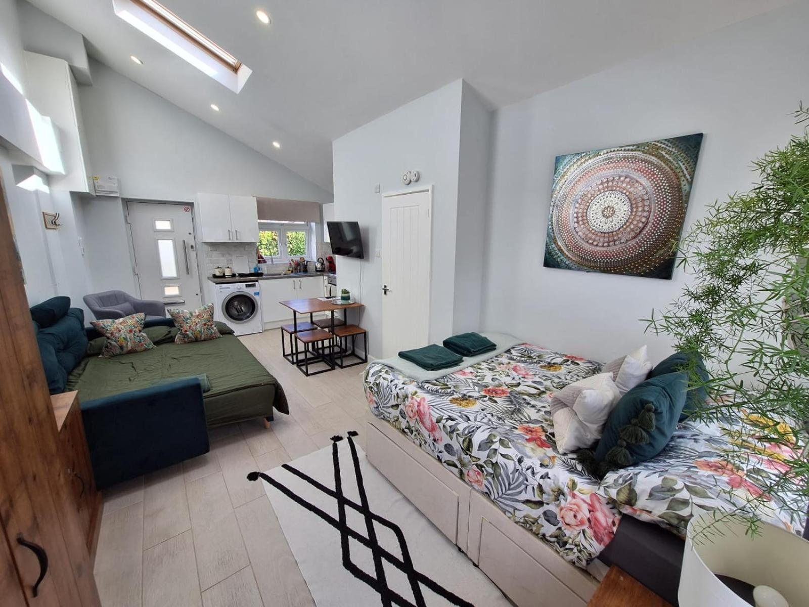 New, Stylish Studio Flat With Private Patio And Free On-Street Parking Check Out At 11Am Борнмут Экстерьер фото