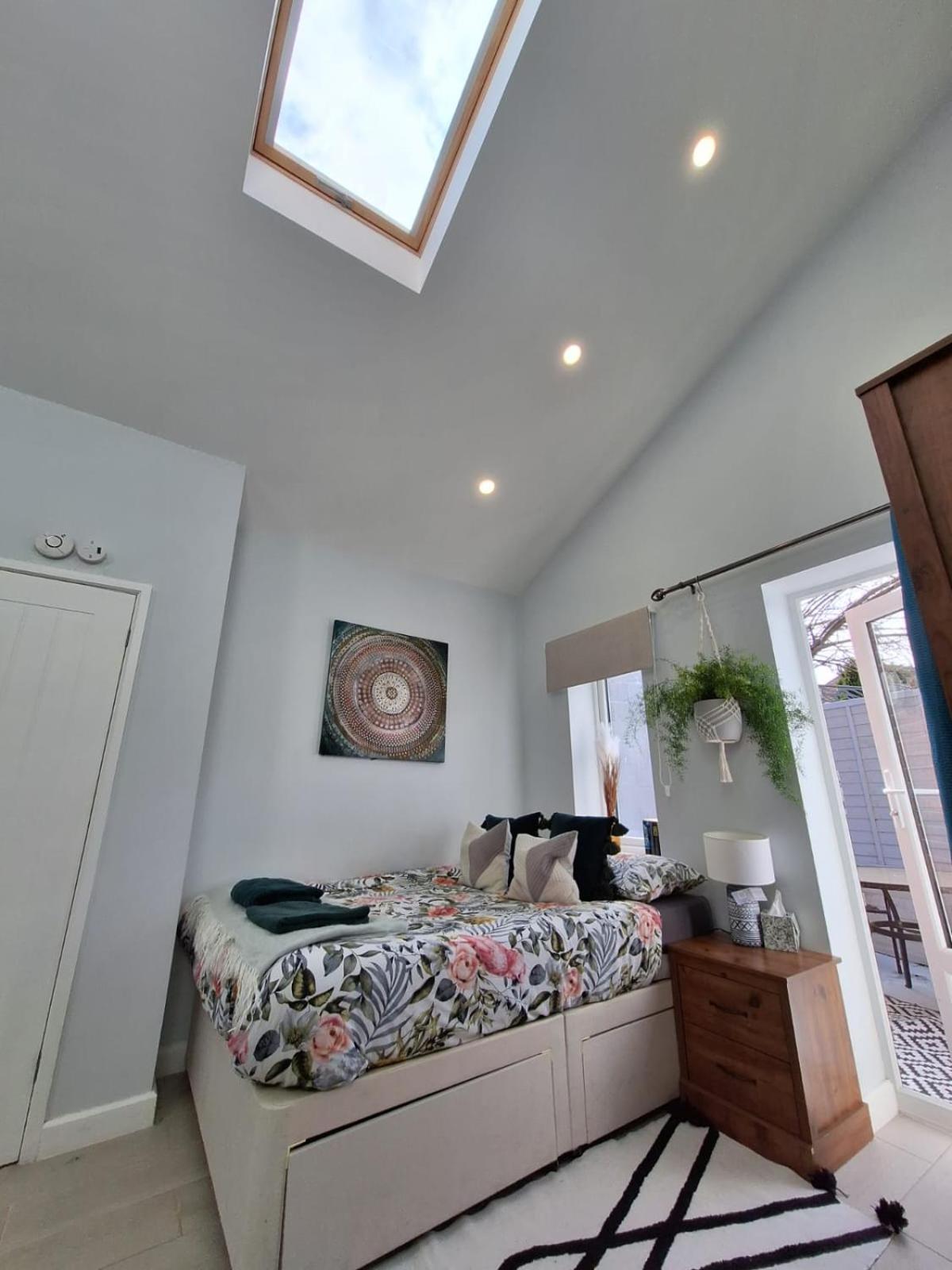 New, Stylish Studio Flat With Private Patio And Free On-Street Parking Check Out At 11Am Борнмут Экстерьер фото