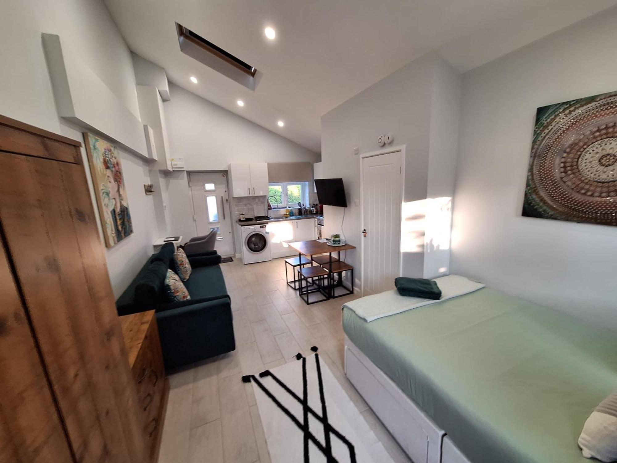 New, Stylish Studio Flat With Private Patio And Free On-Street Parking Check Out At 11Am Борнмут Экстерьер фото