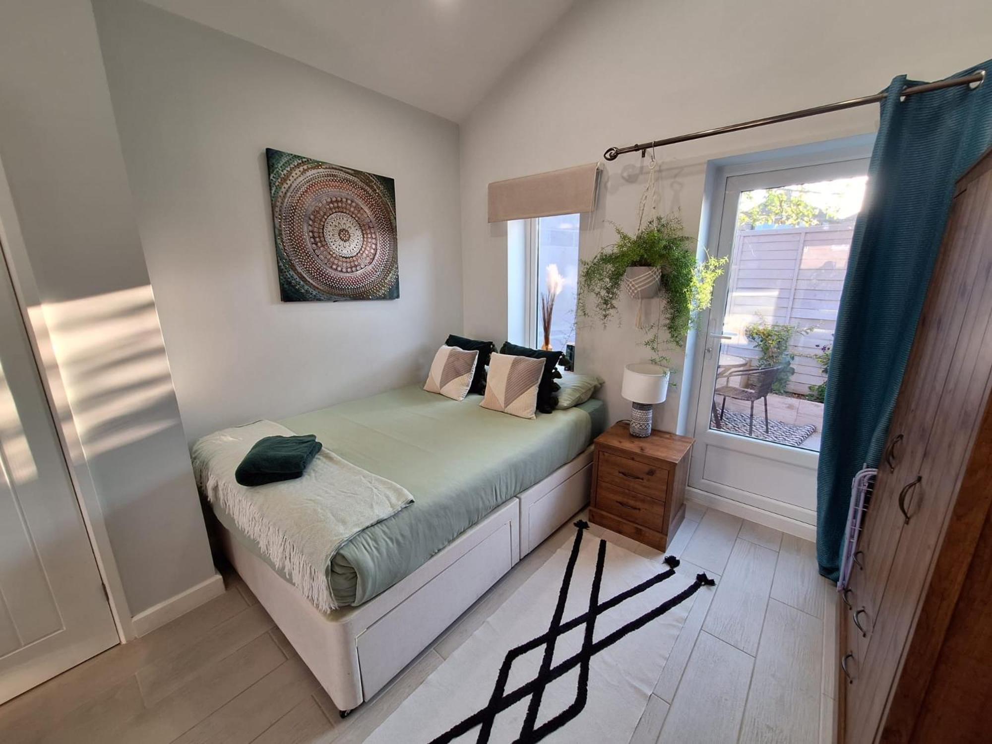 New, Stylish Studio Flat With Private Patio And Free On-Street Parking Check Out At 11Am Борнмут Экстерьер фото