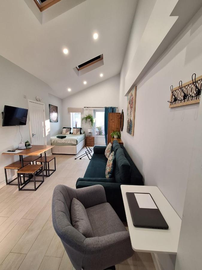 New, Stylish Studio Flat With Private Patio And Free On-Street Parking Check Out At 11Am Борнмут Экстерьер фото