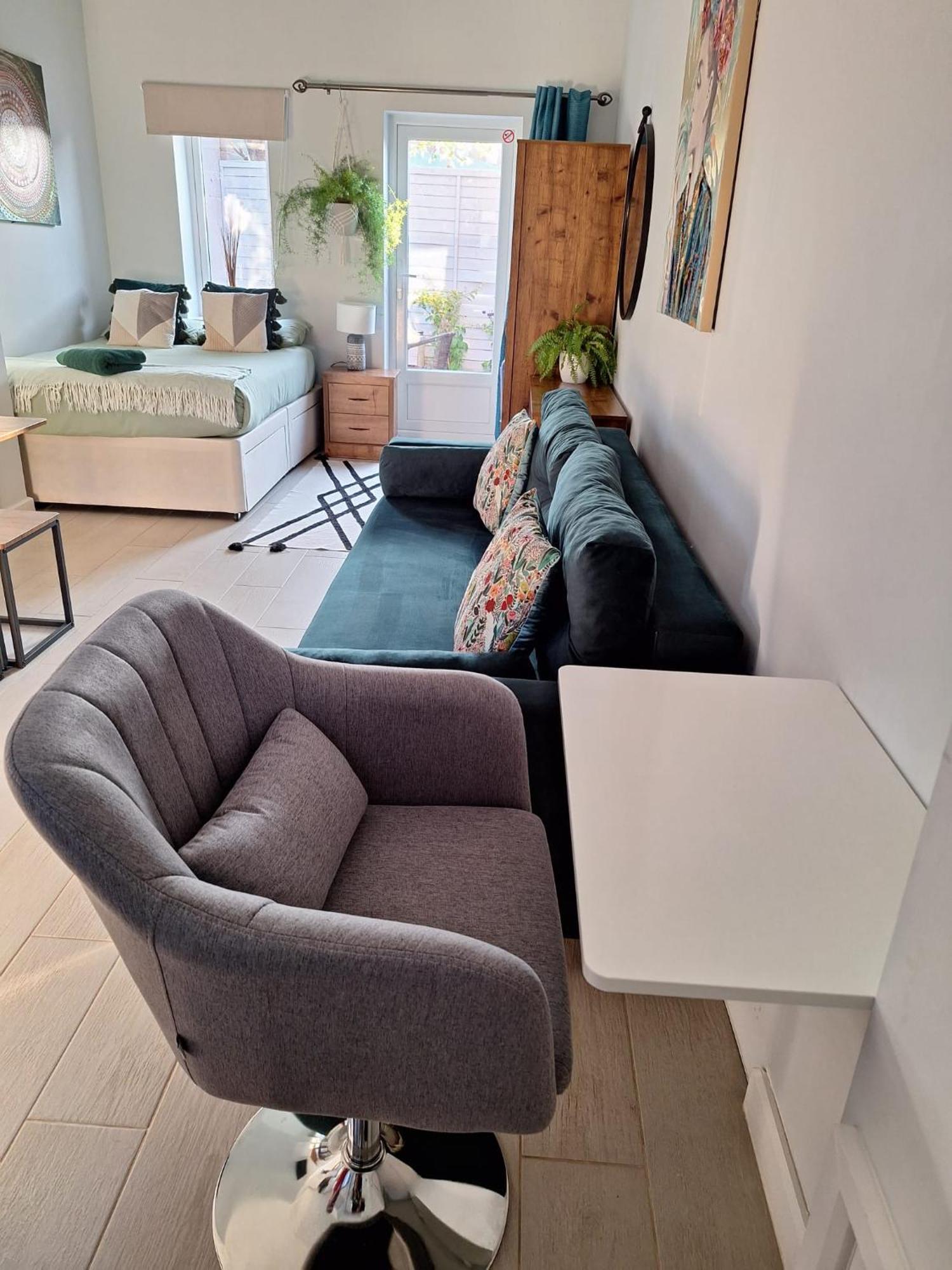 New, Stylish Studio Flat With Private Patio And Free On-Street Parking Check Out At 11Am Борнмут Экстерьер фото